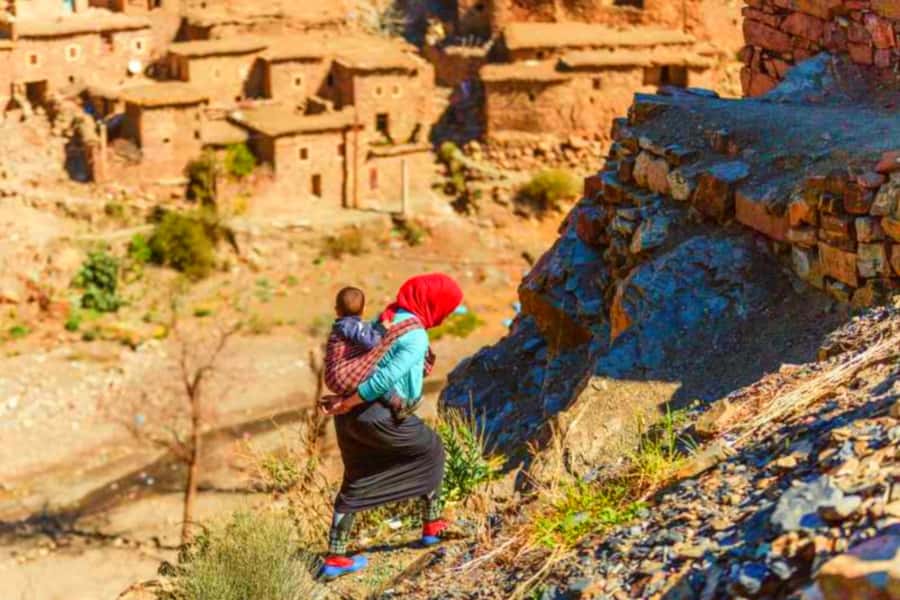 2 Days Desert Agafay and Atlas Mountains Trek From Marrakech - A desert lunch under a shaded tent