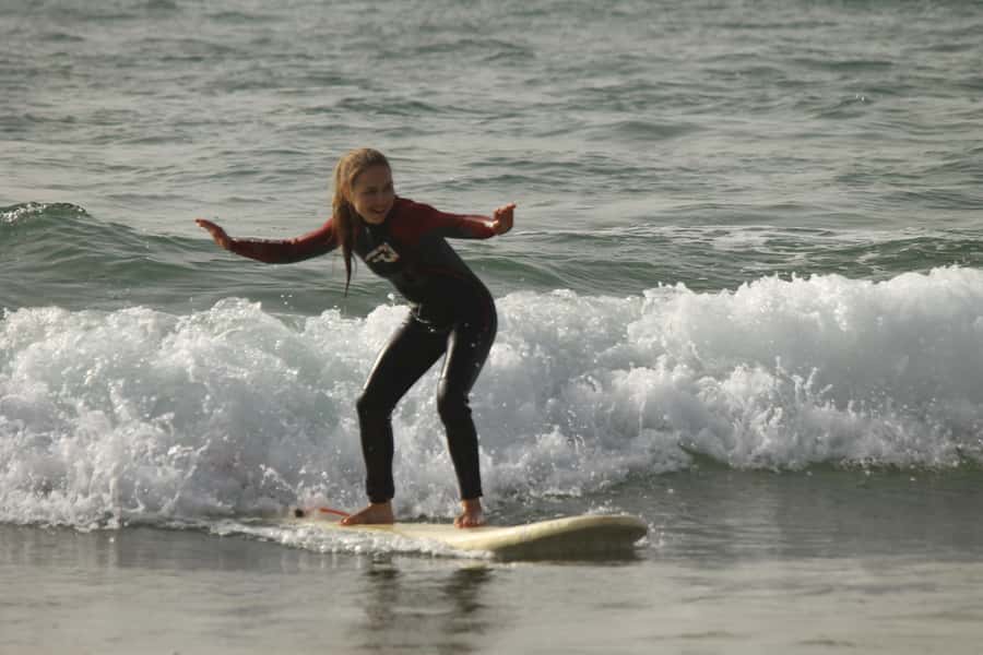 Agadir: Taghazout Beach Surf Lesson with Lunch and Transfer - Theory and warm-up before the first wave