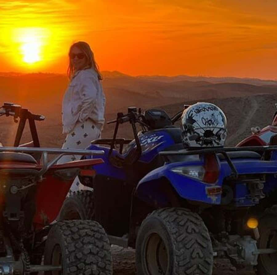 Dinner show in agafay Desert 1h quad bike & 20 min camels - A Short Camel Ride at Sunset