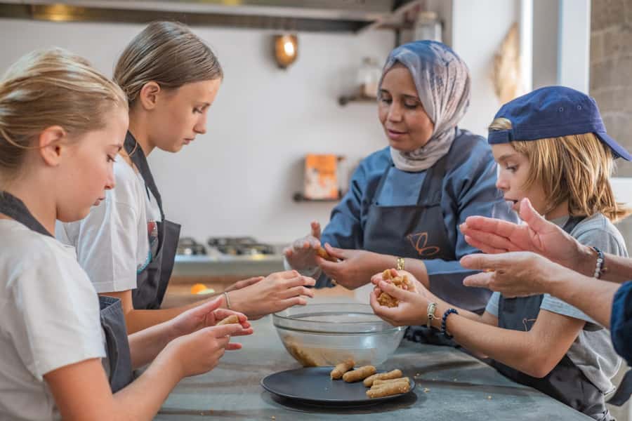 Essaouira: Moroccan pastry workshop - Making gazelle horns by hand