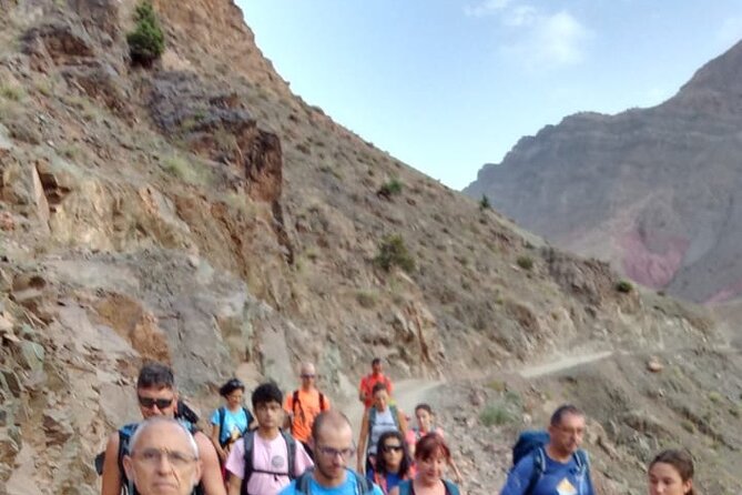 Excursion to Gorge Dades and Canyon Fingers of Monkey Morocco - Meeting people in the Dades Valley