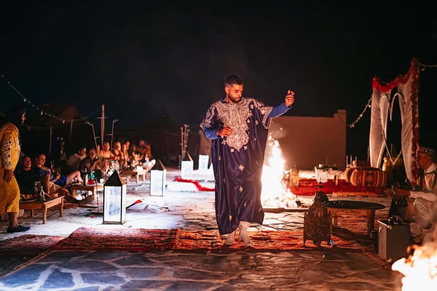 Marrakech: Agafay Desert Pool, Dinner & Live Show Experience - Walking uphill for the sunset