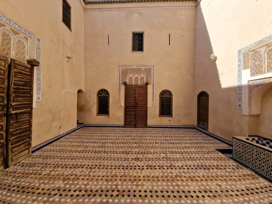 Marrakech: Bahia Palace Guided Tour with Skip-the-Line Entry - The return walk and an optional apothecary stop