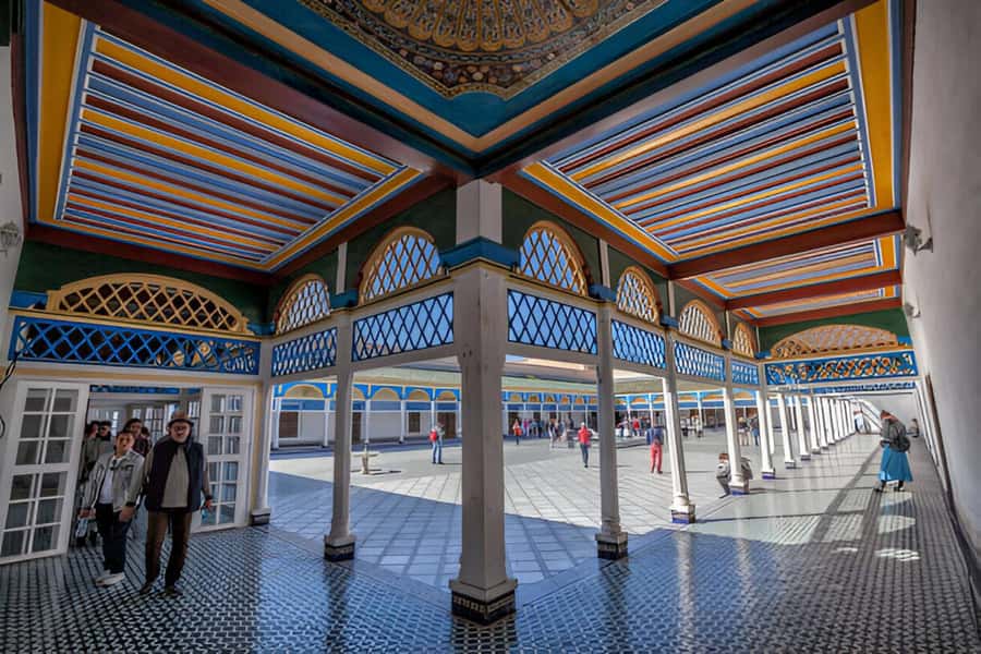Marrakech: Bahia Palace, Madrasa Bn Yousef, Souk Medina Tour - Heat, walking, and the best time to go