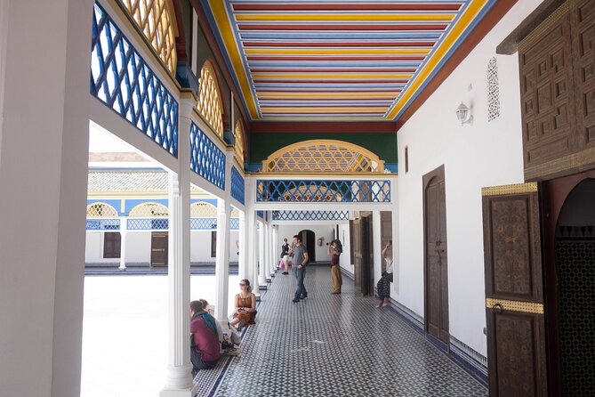 Marrakech: Bahia Palace, Saadian Tombs, Souk and Medina Tour - Group tour or private walk?