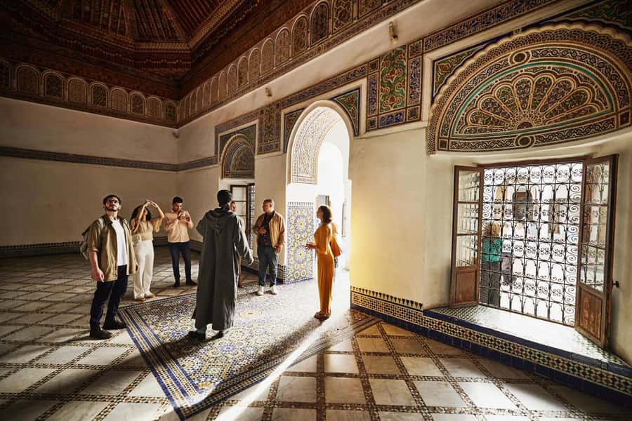 Marrakech: Bahia Palace, Saadian Tombs & Top Highlights Tour - Saadian Tombs and the patience required