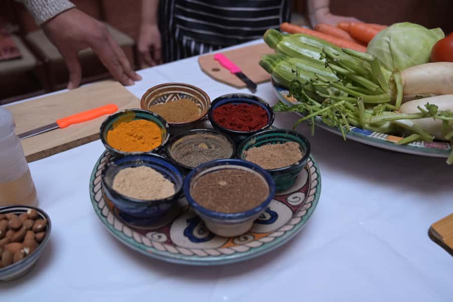 Marrakech: Moroccan Cooking Class for vegetarians and vegan - Tea, conversation, and the family home