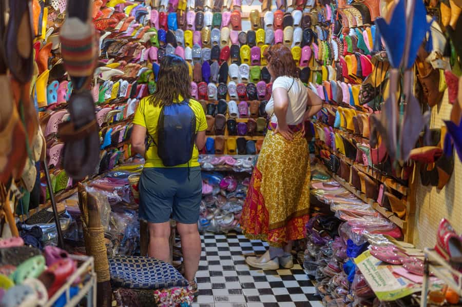 Marrakech: Vibrant Souks, Local Artisans & Medina Experience - Souk El Kebir and the final carpet browse