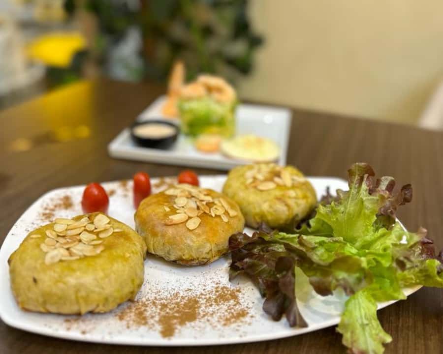 Marrakesh: Moroccan Lunch at Chouf L'Or Restaurant - Walking into Chouf LOr