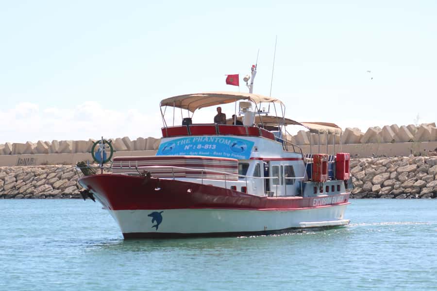 Sea excursion with BBQ, fishing, and swimming - Who will enjoy the Phantom Boat most