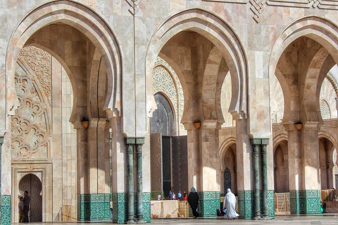 Skip the line Hassan 2 mosque Premium Tour entry ticket included - Meeting your guide on Rue de Tiznit