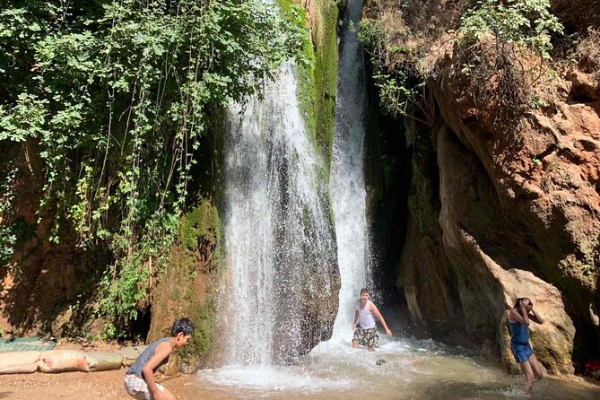 Visit the waterfall and hidden caves - What the six-hour schedule really involves